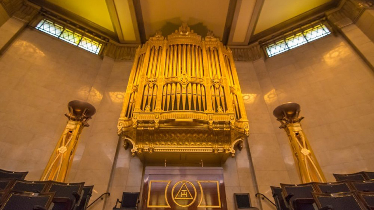 The New Normal: British people enjoy the first organ concert of the year from home